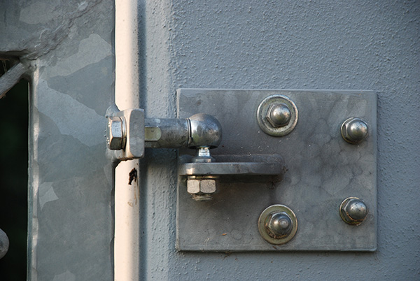 Hebetorbeschlag für Befestigung an Metallpfosten